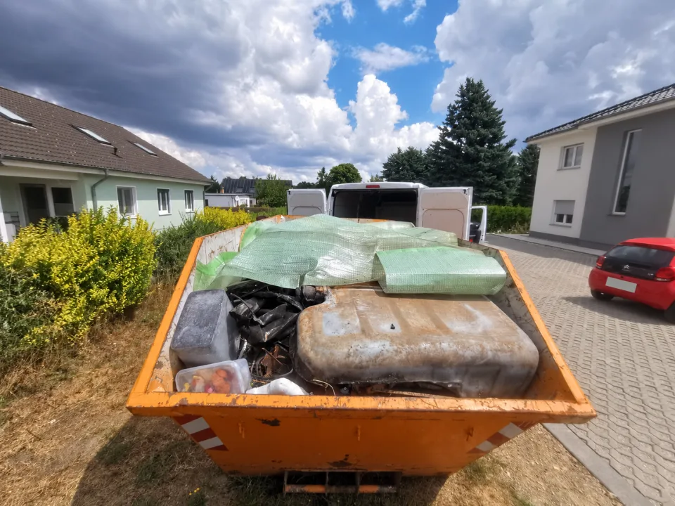 Mit Räumgut befüllter Container bei einem Entsorgungseinsatz
