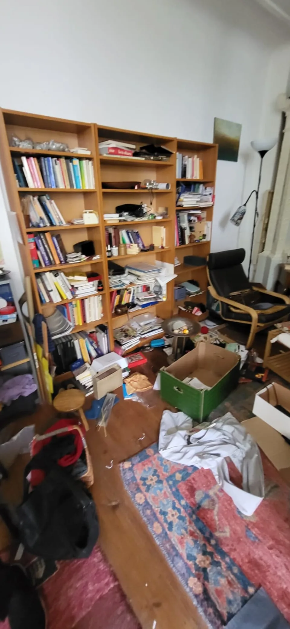 Zimmer mit Regalen, Kartons und Gegenständen vor der Räumung