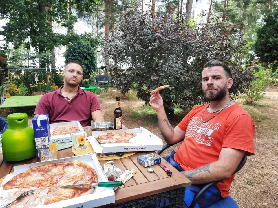 Benjamin und Steffen bei einer gemeinsamen Mittagspause im Garten